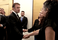 Macron chega a Israel e encontra famílias de vítimas do Hamas