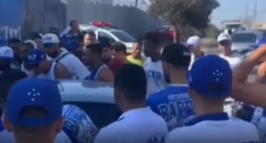Integrantes da Máfia Azul cobraram jogadores do Cruzeiro na chegada à Toca da Raposa