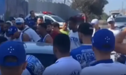 Integrantes da Máfia Azul cobraram jogadores do Cruzeiro na chegada à Toca da Raposa