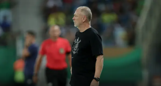 Mano celebrou a primeira vitória pelo Corinthians