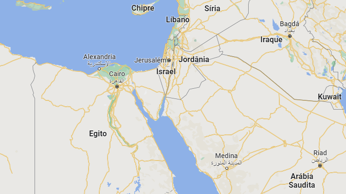 Israel fica ao norte do Mar Vermelho, acima da Jordânia e da Arábia Saudita e à direta do Egito