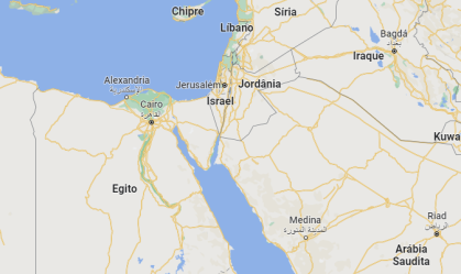 Israel fica ao norte do Mar Vermelho, acima da Jordânia e da Arábia Saudita e à direta do Egito