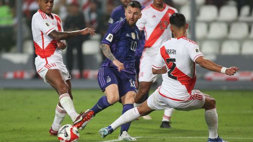 Messi tenta passe em Peru 0 x 2 Argentina; ele marcou dois gols