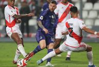 Com show de Messi, Argentina vence Peru e segue 100% nas Eliminatórias