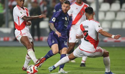 Messi tenta passe em Peru 0 x 2 Argentina; ele marcou dois gols