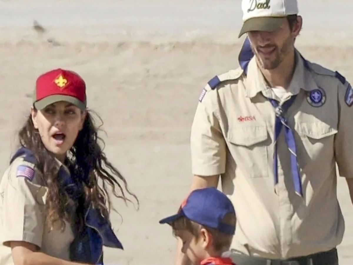 Mila Kunis e Ashton Kutcher foram vistos limpando praia em Los Angeles