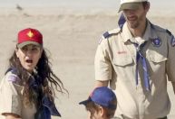 Mila Kunis e Ashton Kutcher limpam praia com jovens vestidos de escoteiros