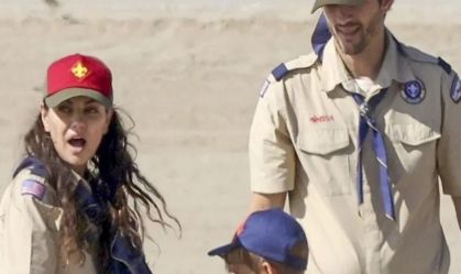 Mila Kunis e Ashton Kutcher limpam praia com jovens vestidos de escoteiros