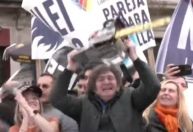 Javier Milei, o candidato “motosserra”, desafia esquerda e direita da Argentina
