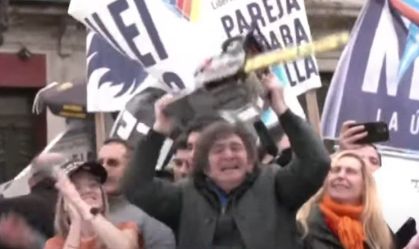 Javier Milei, o candidato "motosserra", desafia esquerda e direita da Argentina