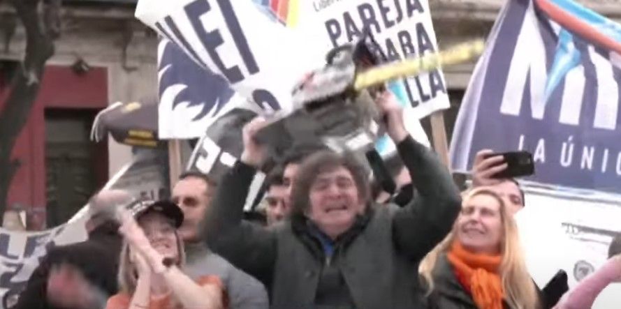 Durante a campanha, Milei segurando a motosserra