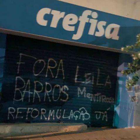 Unidade da Crefisa pichada em São Paulo/ Reprodução/Twitter