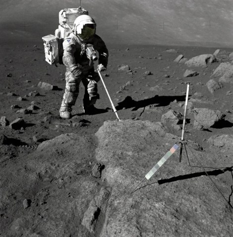 O geólogo e astronauta Harrison Schmitt usou uma colher de amostragem ajustável para recuperar amostras lunares durante a missão Apollo 17 em 1972./ Nasa