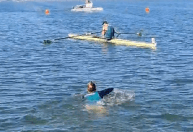 Namorada de medalhista brasileiro no Pan se joga em lago para comemorar ouro; veja