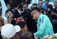 Neymar atende fãs em despedida da Seleção Brasileira de Cuiabá