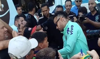 Neymar atende fãs em despedida da Seleção Brasileira de Cuiabá