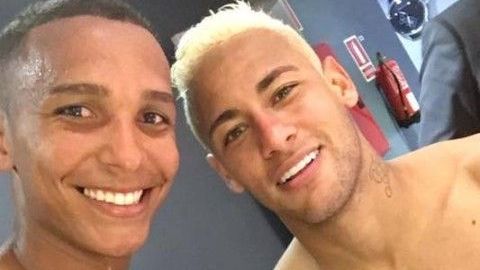 Deyverson e Neymar em foto de 2016, quando atuavam na Espanha