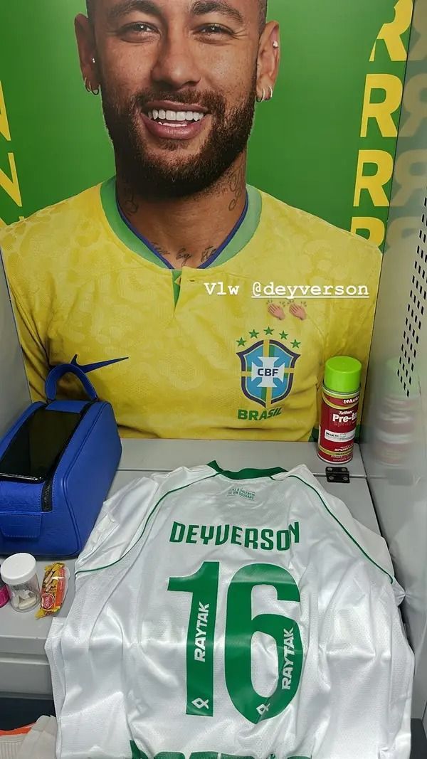 Camisa que Deyverson deu de presente para Neymar / Reprodução/Instagram