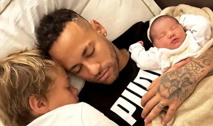Imagem de destaque do post: Fora por lesão, Neymar dá recado à Seleção Brasileira com foto da filha; veja