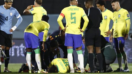 Neymar chora após sentir lesão no joelho em Uruguai x Brasil