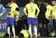 Uruguai x Brasil: Neymar sofre torção grave no joelho e sai chorando de maca