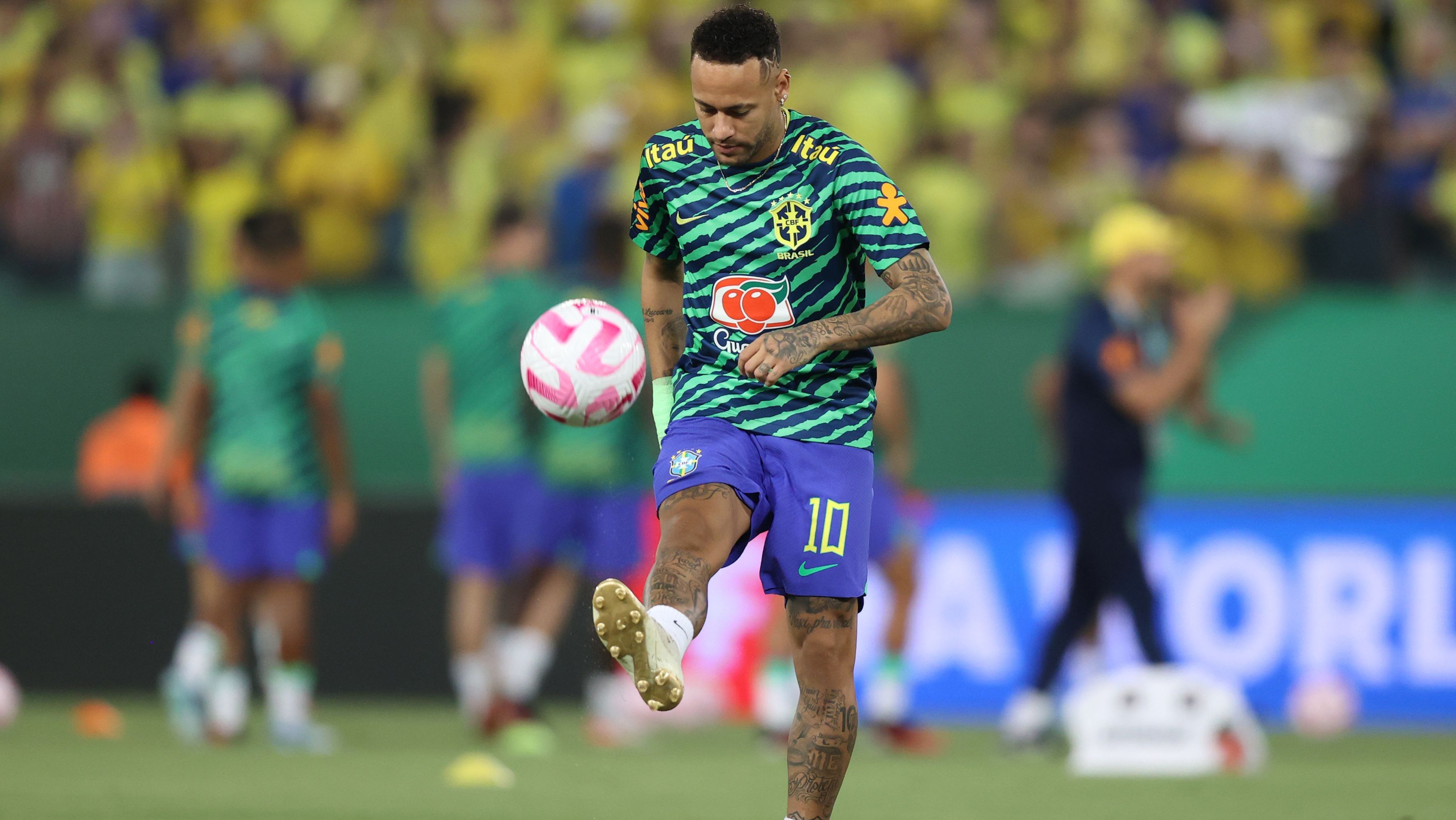 Neymar aquece na Arena Pantanal antes de Brasil x Venezuela