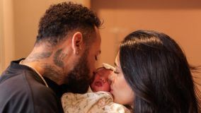 Neymar e Bruna Biancardi mostram a filha Mavie pela primeira vez