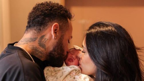Neymar e Bruna Biancardi mostram a filha Mavie pela primeira vez