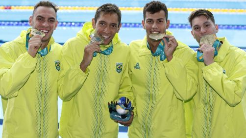 Nadadores brasileiros com a medalha de ouro do revezamento 4x200 masculino