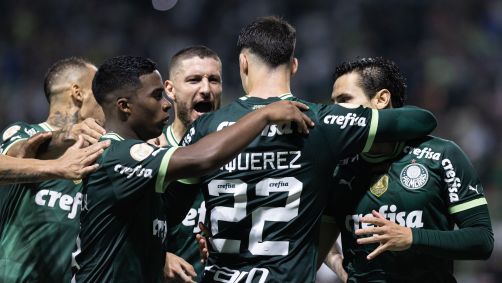 Jogadores do Palmeiras comemoram com Piquerez um dos gols da goleada sobre o São Paulo