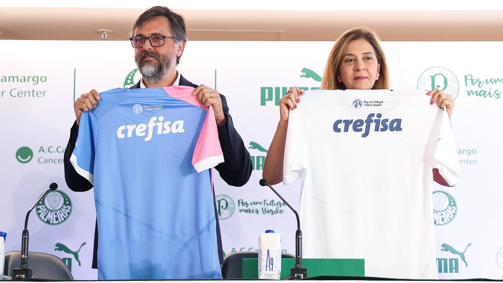 Apresentação dos uniformes da campanha entre Palmeiras e Puma para outubro rosa e novembro azul