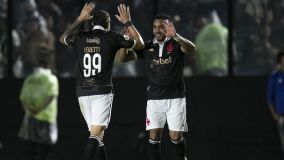 Payet comemora com Vegetti o primeiro gol que marcou pelo Vasco
