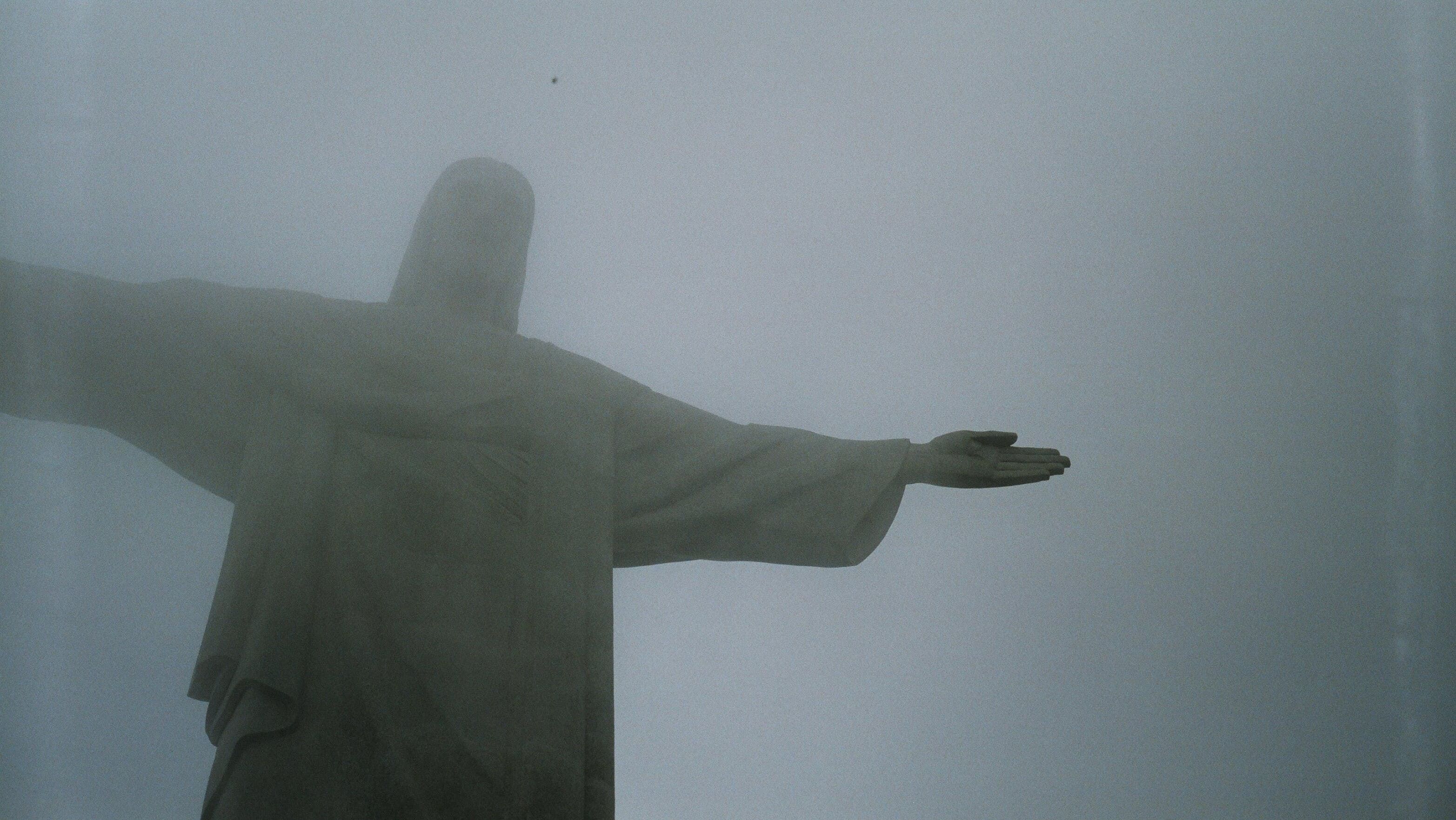 Cristo Redentor, no Rio de Janeiro, encoberto por neblina