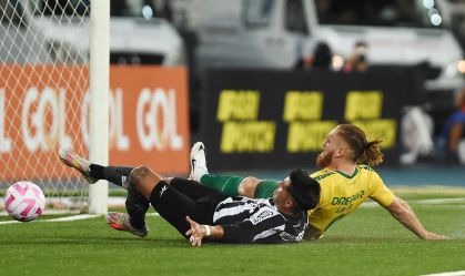 Isidro Pitta vence duelo contra Di Plácido e marca o gol do Cuiabá sobre o Botafogo