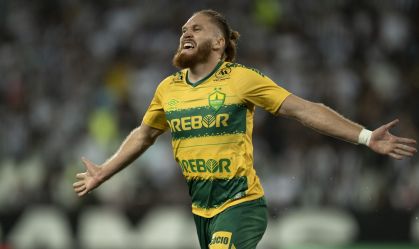 Pitta comemora o gol da vitória do Cuiabá sobre o Botafogo