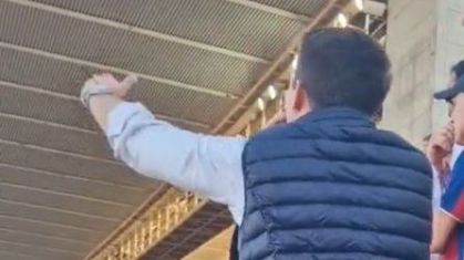 Torcedor do Barcelona xinga Vinícius Jr. com insultos racistas