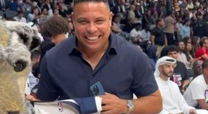 Ronaldo recebe camisa das mãos do mascote do Minnesota Timberwolves