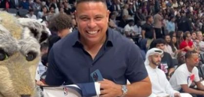 Ronaldo recebe camisa das mãos do mascote do Minnesota Timberwolves