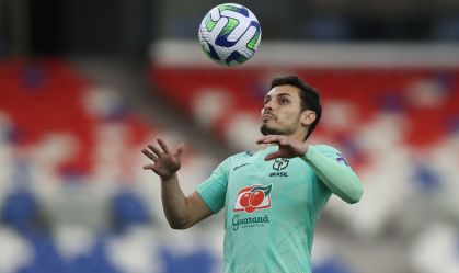 Seleção fez mal a Raphael Veiga? Compare os números do meia do Palmeiras