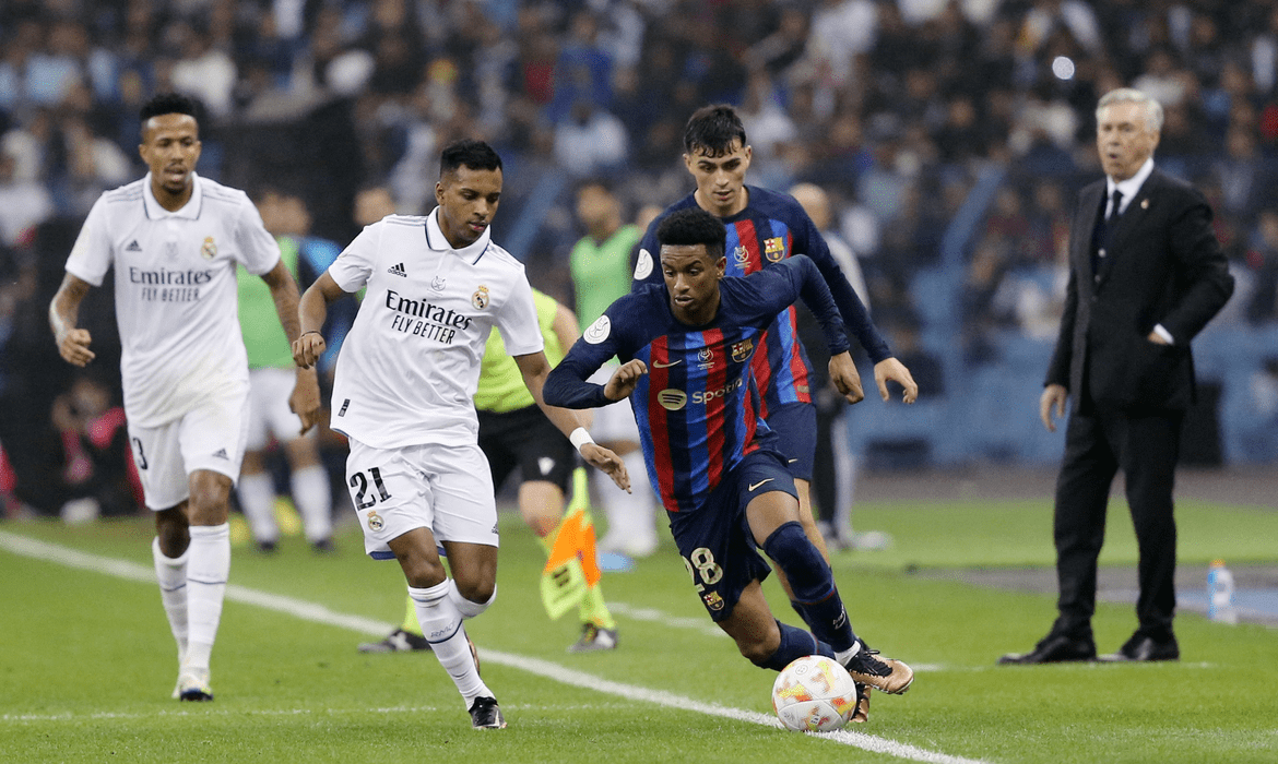 Real Madrid e Barcelona em campo