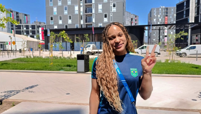 A ginasta Rebeca Andrade chega na Vila do Pan de Santiago. / Reprodução / Santiago 2023