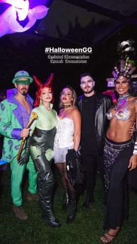 A anfitriã da festa Giovanna Lancellotti, ao lado dos convidados, entre eles, a atriz Bruna Griphao e a cantora Pocah / Reprodução / Instagram