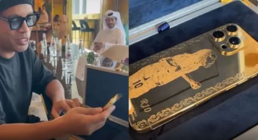 Ronaldinho com o novo celular banhado a ouro