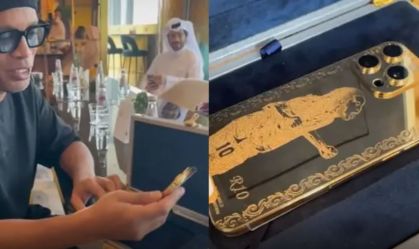 Ronaldinho com o novo celular banhado a ouro