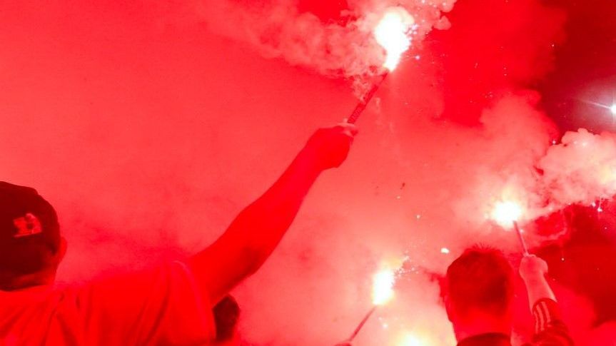 Registro da recepção da torcida do Inter ao ônibus do time