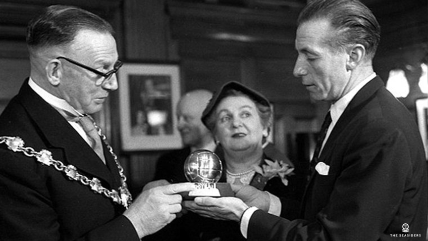 Stanley Matthews vence a primeira Bola de Ouro da história, em 1956, aos 41 anos / Reprodução/Twitter Blackpool