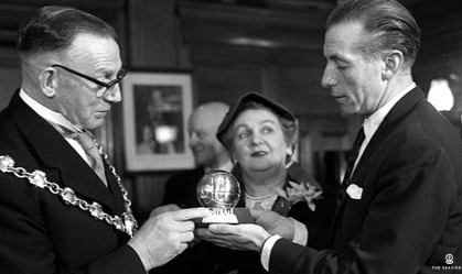 Stanley Matthews vence a primeira Bola de Ouro da história, em 1956, aos 41 anos