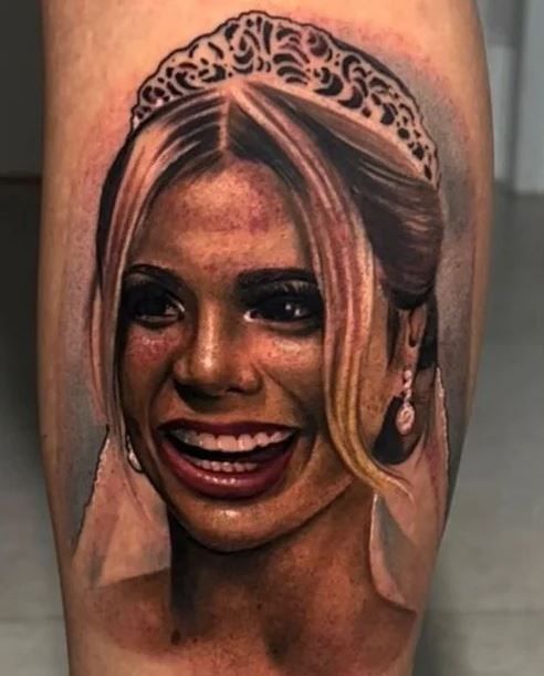 Tatuagem com o rosto de Lexa foi feita na panturrilha de Guimê em 2022 / Reprodução/Guimê/Instagram