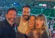 Taylor Swift assiste ao jogo de Travis Kelce ao lado de outras celebridades