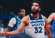 Sob olhares de Ronaldo, pré-temporada da NBA começa com vitória do Wolves